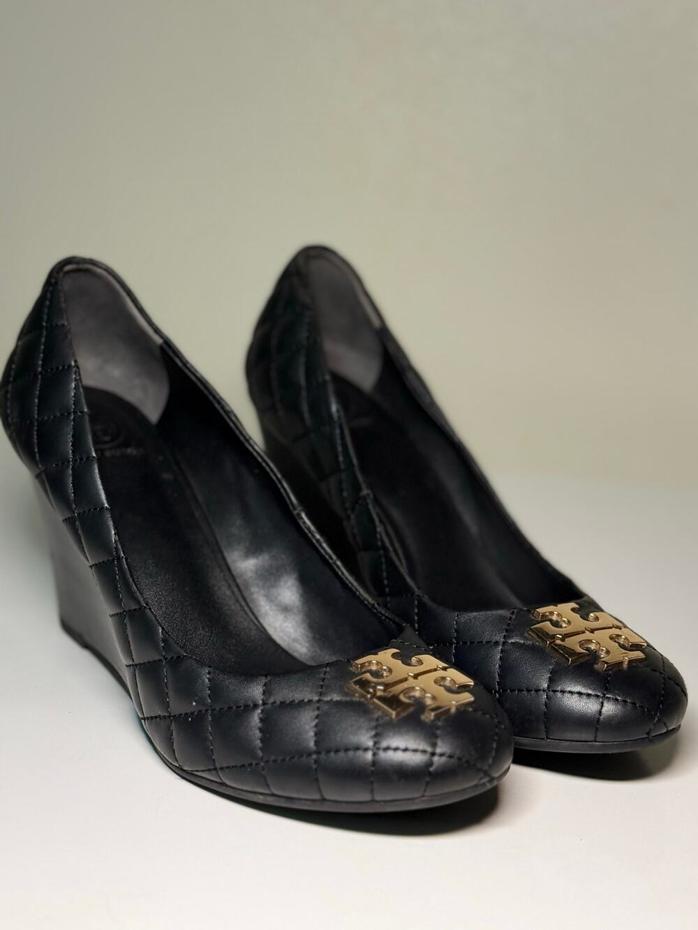 Tory Burch Black Quilted Leather Wedge Pumps Gold Logo Size 9